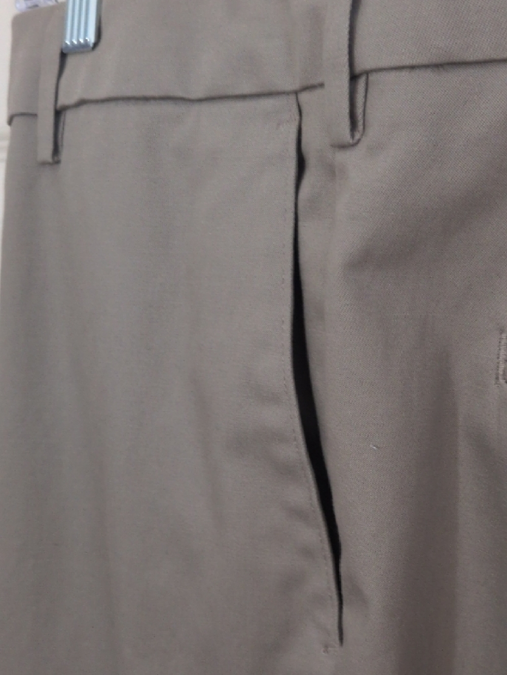 Dockers Men's, Signature Khaki, Relaxed Size 42/34 - Picture 6 of 10